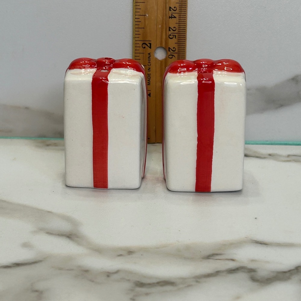Christmas Gift Box Salt and Pepper Shakers Set White Red Ceramic Holiday Decor
